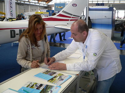 Podpis smlouvy o prodeji letadla s belgickou zákaznicí.