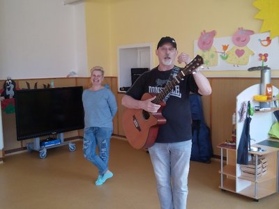 Veselé zpívánky s Lubošem Hrdličkou a jeho kytarou