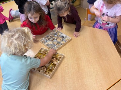 Mikuláš,  anděl a čert aneb advent je tu