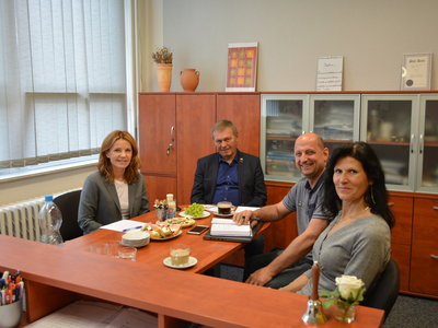 Zleva: Mgr. Hana Kašková, ředitelka ZŠ, doc. Ing. Milan Chalupa, CSc., ředitel ÚSE, Ing.  Antonín Svoboda,  Ing. Ivana Hermannová, ředitelka SOŠGS.